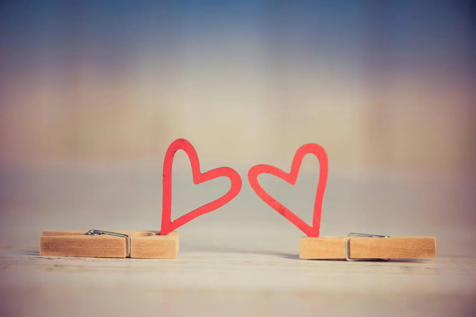Ghosting, Orbiting, Breadcrumbing, Love Bombing: o que são e como te defenderes?